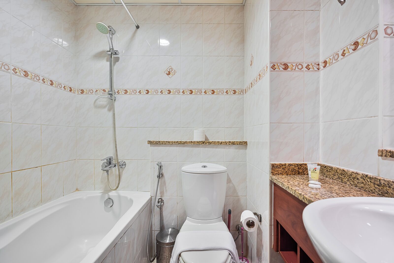 Ein Badezimmer mit Badewanne, Toilette und Waschbecken.