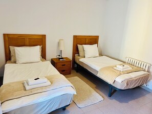 3 chambres, fer et planche à repasser, Wi-Fi, draps fournis