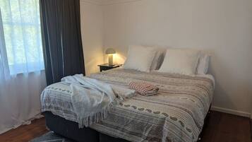 3 bedrooms, iron/ironing board, Internet, bed sheets