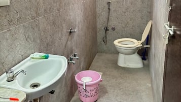 Standard Double or Twin Room | Bathroom