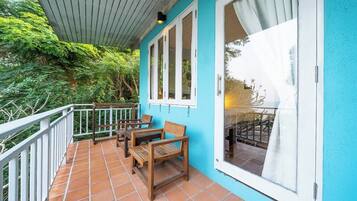 Habitación con 1 cama matrimonial o 2 individuales, lanai, vista parcial al mar | Terraza o patio