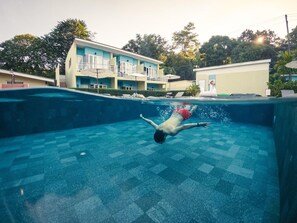 Uma piscina com uma pessoa nadando.