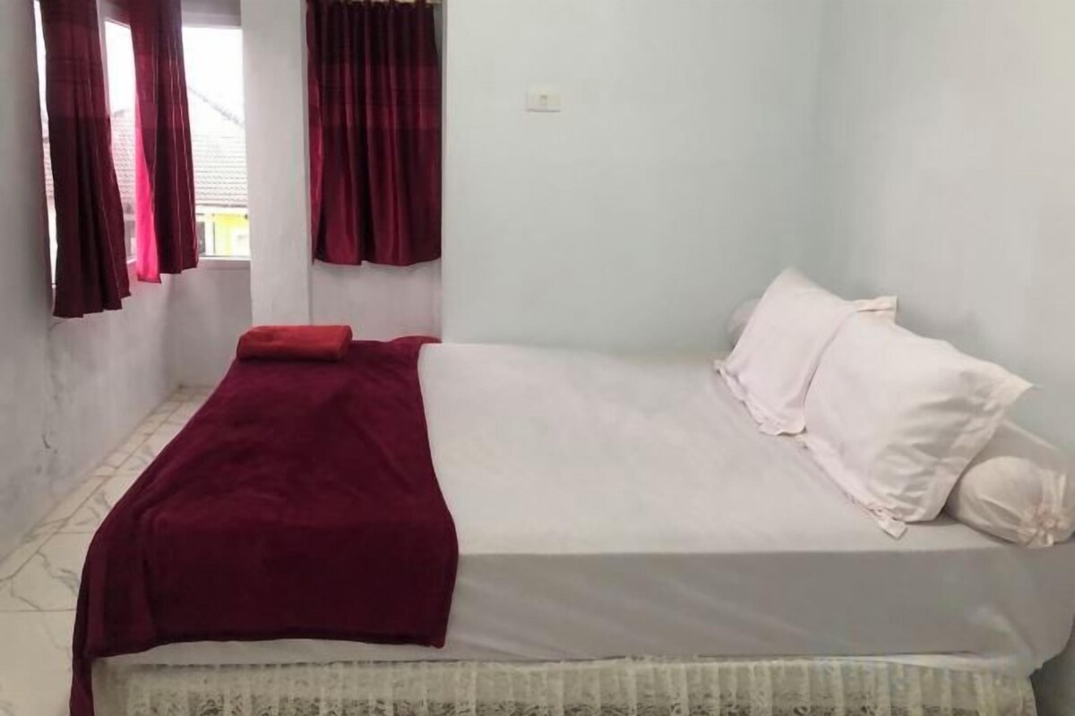Desk, WiFi (free), bed sheets