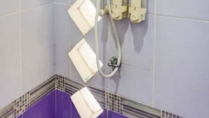 Shower, free toiletries, bidet, towels - Hotel O Banda Aceh near Masjid Raya Baiturrahman formerly Wisma Tsacita (Banda Aceh)