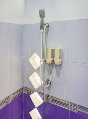 Shower, free toiletries, bidet, towels - Hotel O Banda Aceh near Masjid Raya Baiturrahman formerly Wisma Tsacita (Banda Aceh)