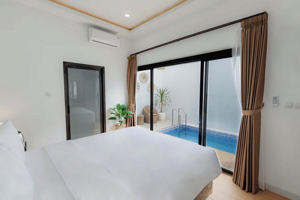 Deluxe-huvila, 1 makuuhuone, näköala uima-altaalle | Näkymä parvekkeelta