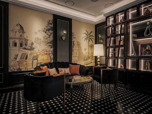 3 bars i un lounge al vestíbul