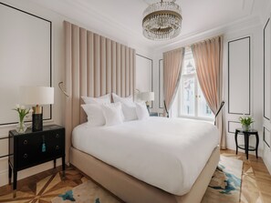 Junior Süit, 1 En Büyük (King) Boy Yatak ve Çekyat | Kaliteli yatak takımı, kuştüyü yorgan, Select Comfort yatak, minibar 