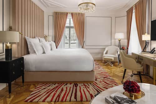 Signature Suite, City View, Corner | Premium bedding, down comforters, Select Comfort beds, minibar