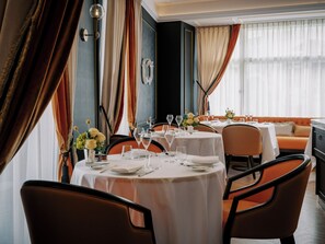 3 restaurantes; se sirven desayunos, almuerzos, cenas y cocina francesa 