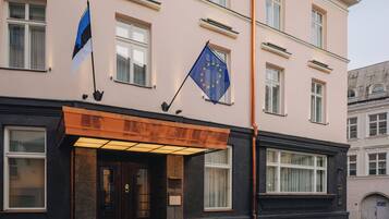 Depan hartanah - siang/malam