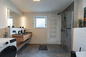 Dusj, hårføner, håndklær og såpe