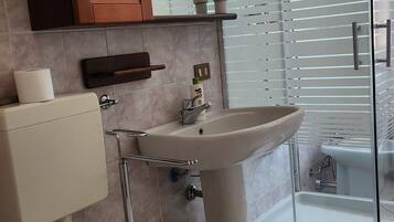 Doccia, asciugacapelli, bidet, asciugamani