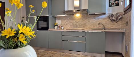 Geladeira, fogão, cooktop, lava-louças