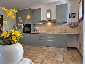 Kjøleskap, ovn, kokeplater og oppvaskmaskin