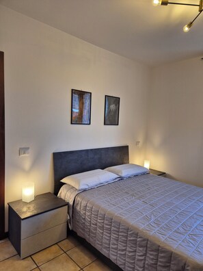 2 soverom, strykejern/-brett, reiseseng for barn og wi-fi