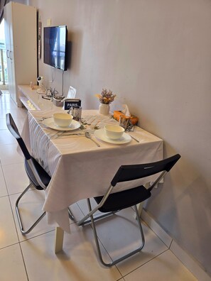 In-room dining - Neo Mutiara Damansara Studio 2PAX 1CP (Petaling Jaya)