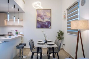 Apartament de luxe, balcó, vistes a la ciutat | Menjador