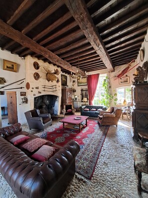 电视、壁炉、书