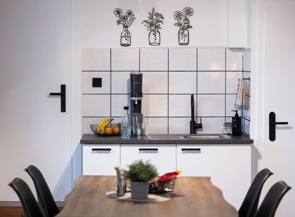 Kühlschrank, Mikrowelle, Ofen, Herdplatte