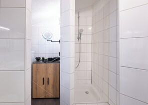 Dusj, hårføner, håndklær og såpe