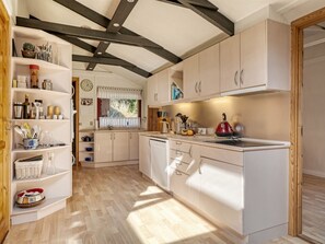 Kjøleskap, mikrobølgeovn, oppvaskmaskin og kjøkkenutstyr