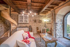 TV, fireplace, stereo