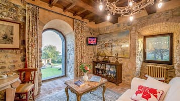TV, fireplace, stereo