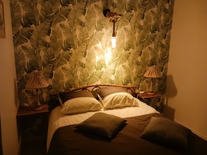 4 عدّة غرف نوم ومكواة/لوح كي