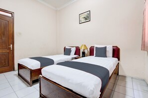 Standard Twin Room | Desk, free WiFi, bed sheets - Hotel O Solo near Stasiun Solo Balapan formerly Hotel Trihadhi (Surakarta)