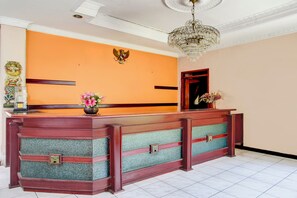 Reception - Hotel O Solo near Stasiun Solo Balapan formerly Hotel Trihadhi (Surakarta)