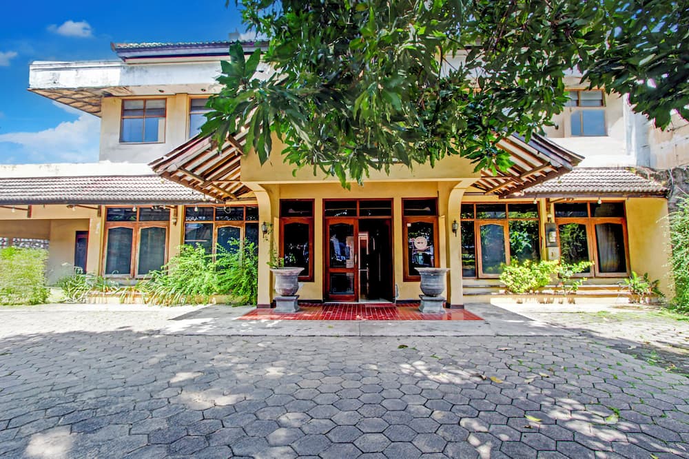Hotel O Solo near Stasiun Solo Balapan formerly Hotel Trihadhi