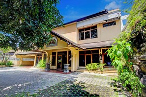 Front of property - Hotel O Solo near Stasiun Solo Balapan formerly Hotel Trihadhi (Surakarta)