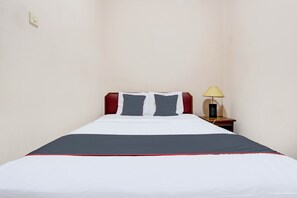 Standard Double Room | Desk, free WiFi, bed sheets - Hotel O Solo near Stasiun Solo Balapan formerly Hotel Trihadhi (Surakarta)