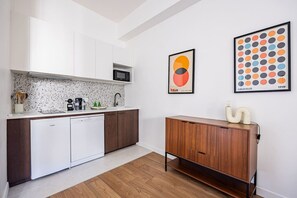 Microwave, dishwasher, coffee/tea maker, cookware/dishes/utensils