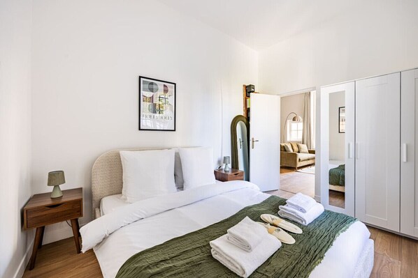 1 habitación, tabla de planchar con plancha, cuna de viaje y wifi 