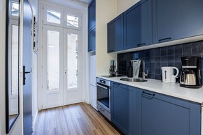 Oven, coffee/tea maker, cookware/dishes/utensils