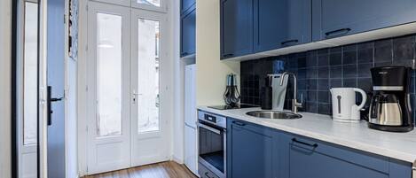Oven, coffee/tea maker, cookware/dishes/utensils