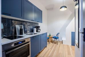 Oven, coffee/tea maker, cookware/dishes/utensils