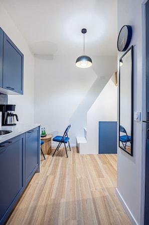 Oven, coffee/tea maker, cookware/dishes/utensils