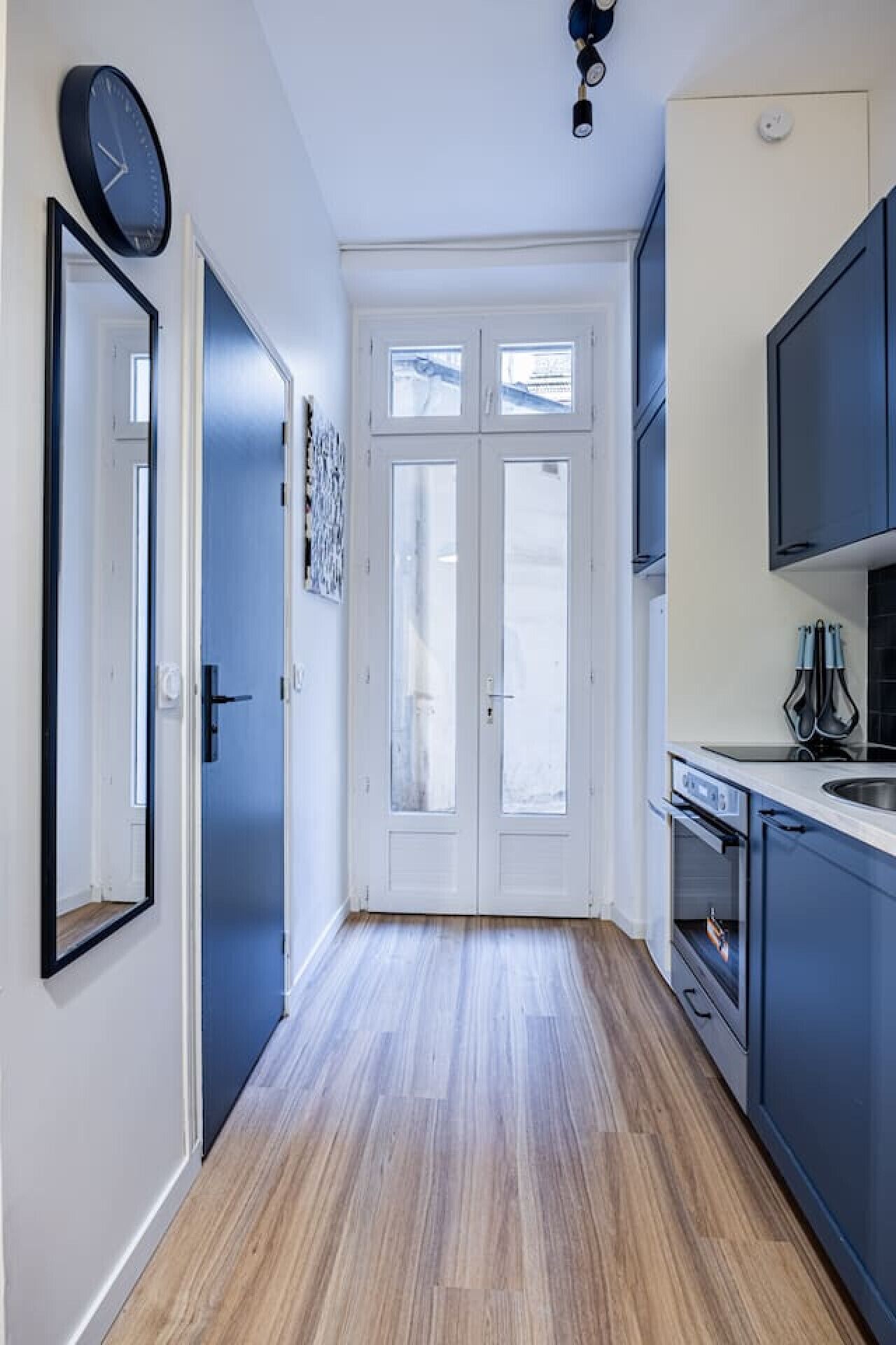 Oven, coffee/tea maker, cookware/dishes/utensils