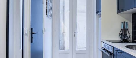 Four, cafetière/bouilloire, batterie de cuisine, vaisselle et ustensiles