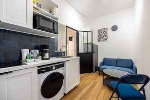 Køleskab, mikrobølgeovn, kaffe-/temaskine