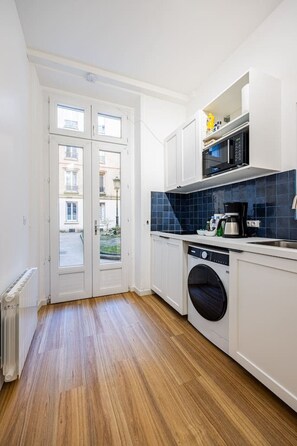 Kühlschrank, Mikrowelle, Wasserkocher mit Kaffee-/Teezubehör