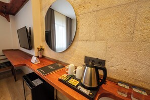 Minibar, bureau, espace de travail pour ordinateur portable