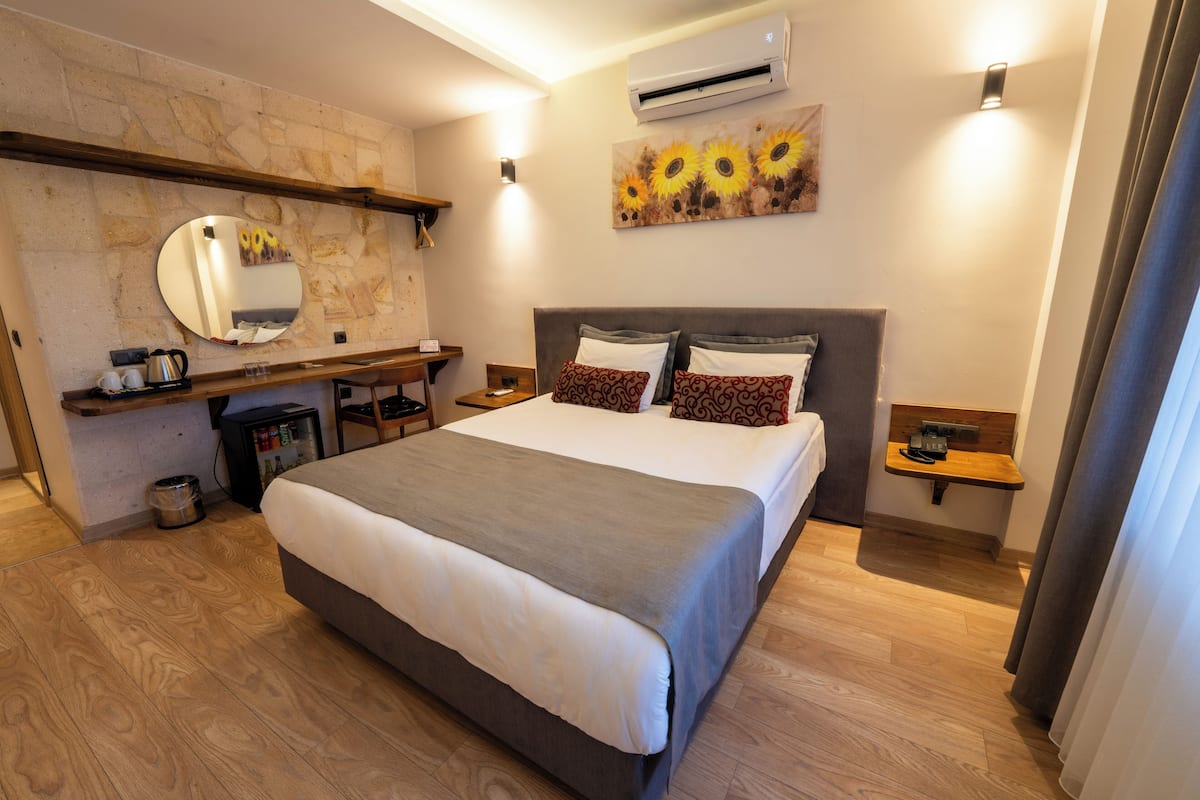 Superior Double Room, Balcony, City View | Bar mini, ruang kerja komputer riba, Wi-fi percuma, cadar katil
