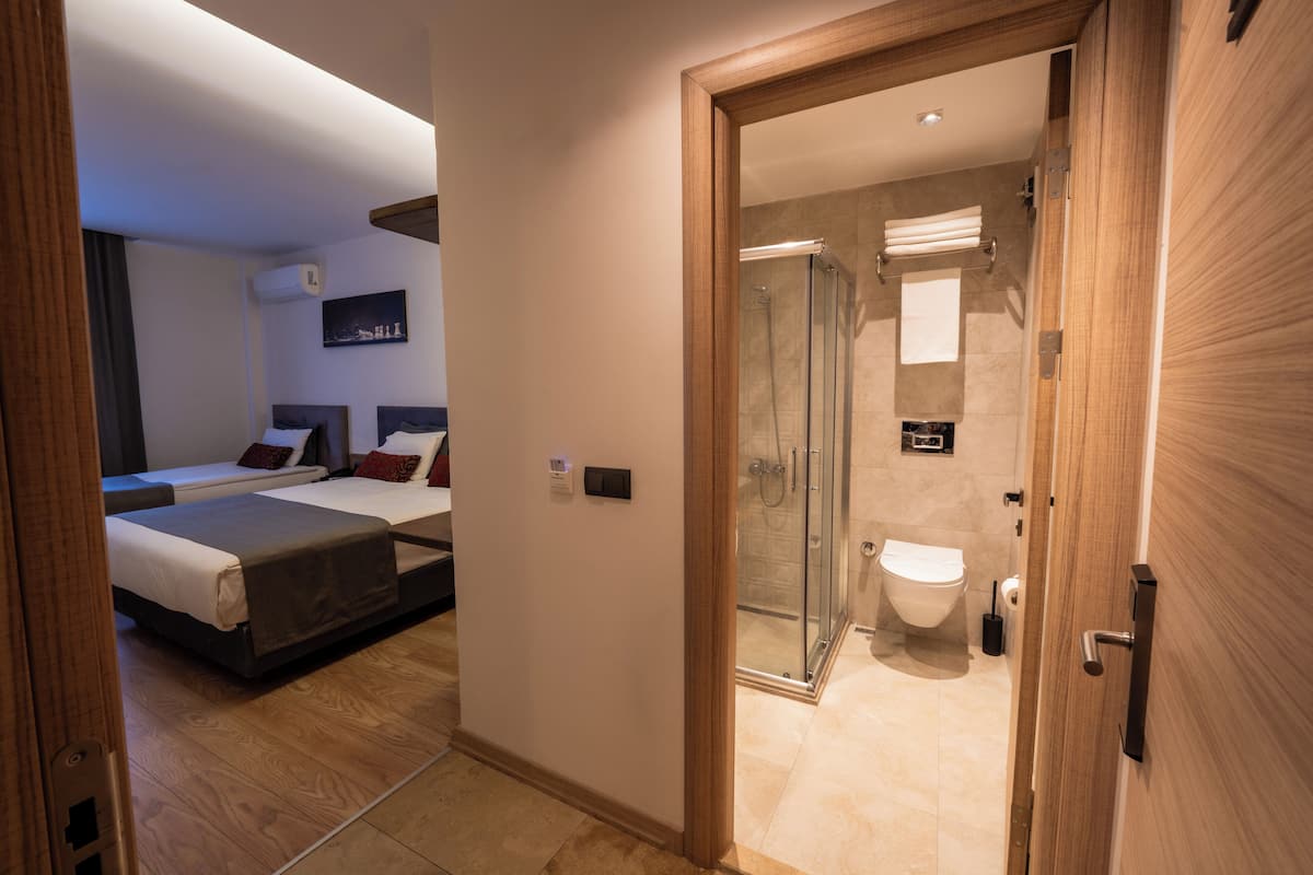 Family Triple Room | Bar mini, ruang kerja komputer riba, Wi-fi percuma, cadar katil
