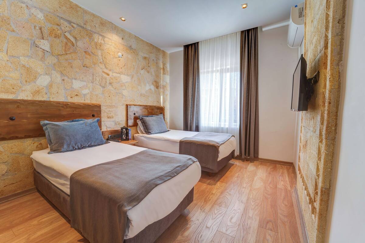 Junior Twin Room | Bar mini, ruang kerja komputer riba, Wi-fi percuma, cadar katil
