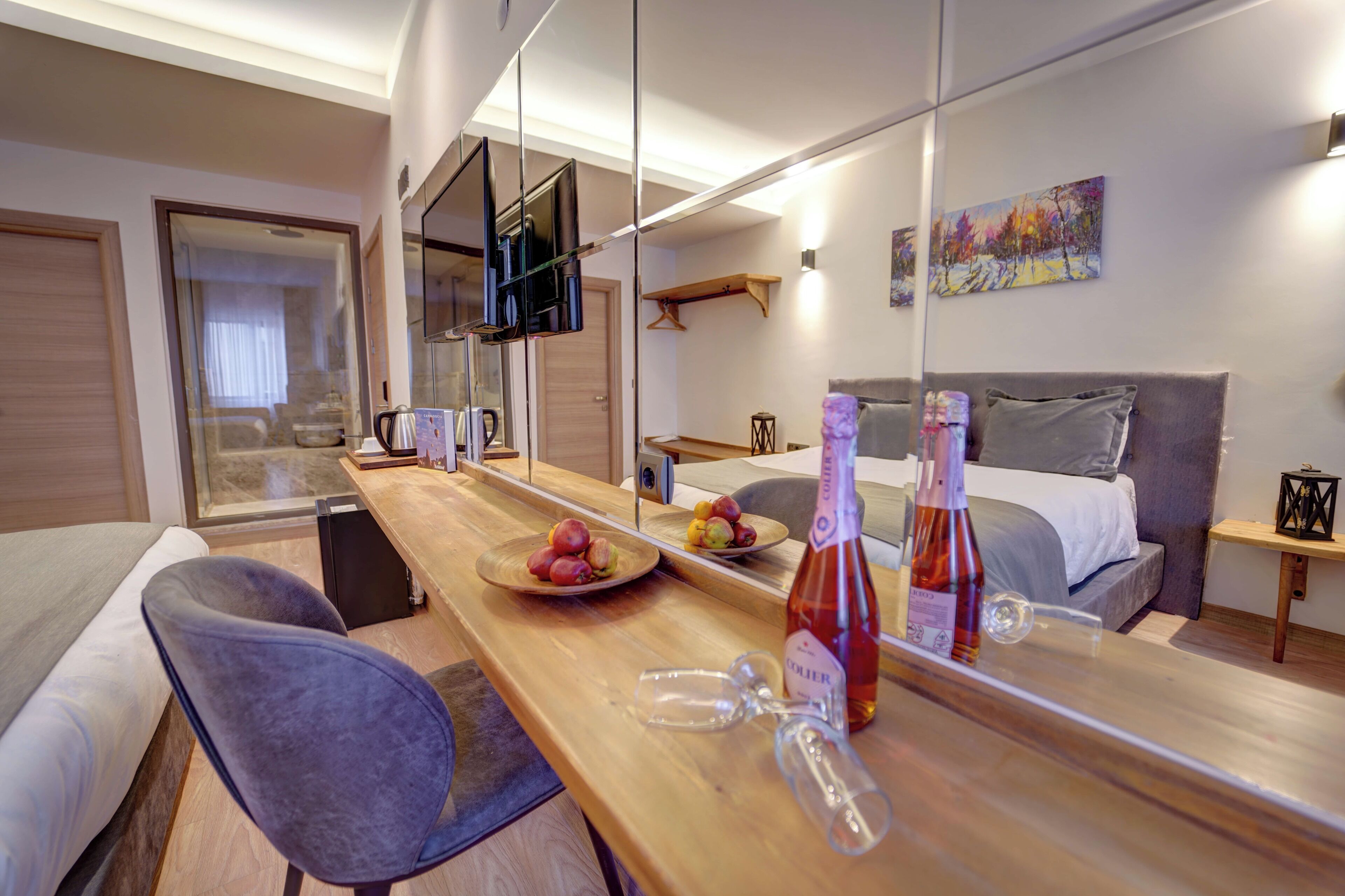 Minibar, bureau, espace de travail pour ordinateur portable