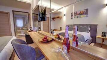 Phòng Cao cấp | Minibar, bàn, khu vực làm việc phù hợp cho laptop